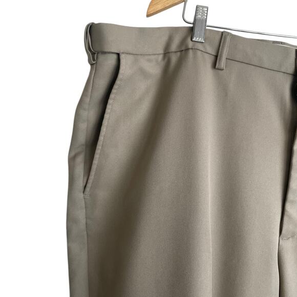 Haggar Mens Pants 44x30 Khaki Straight Leg Business Casual Neutral Travel Basics - Picture 7 of 12